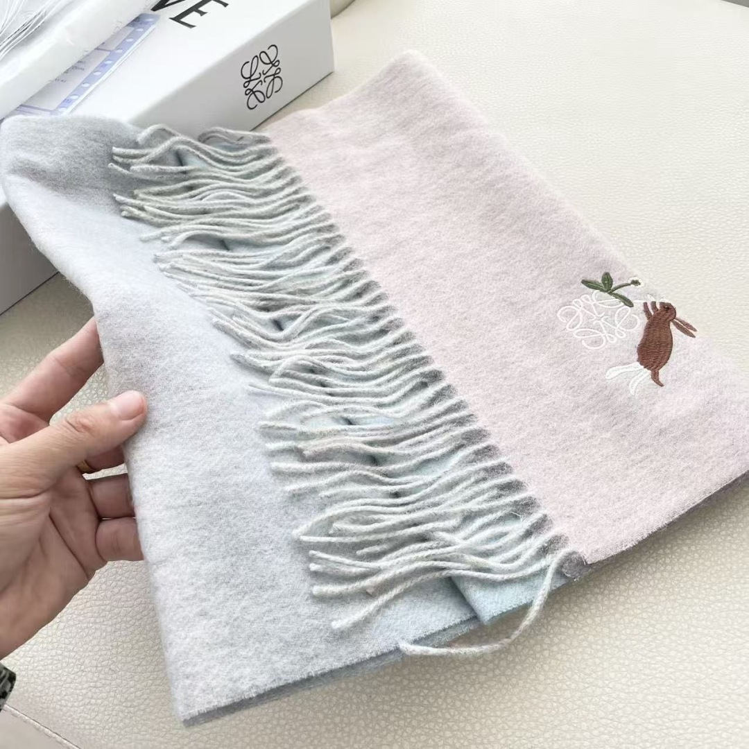 。爆款‼️顶级高尖端⚠️【LOEWE罗意威直供迪拜出口货‼️】🎀官网双面罗意威2025新品✨双面羊绒围巾