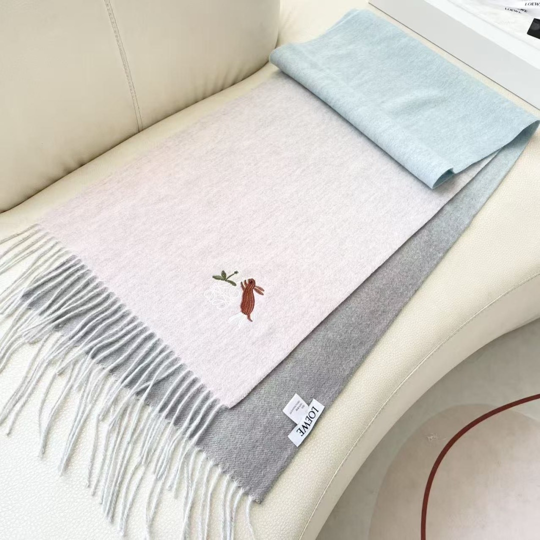 。爆款‼️顶级高尖端⚠️【LOEWE罗意威直供迪拜出口货‼️】🎀官网双面罗意威2025新品✨双面羊绒围巾