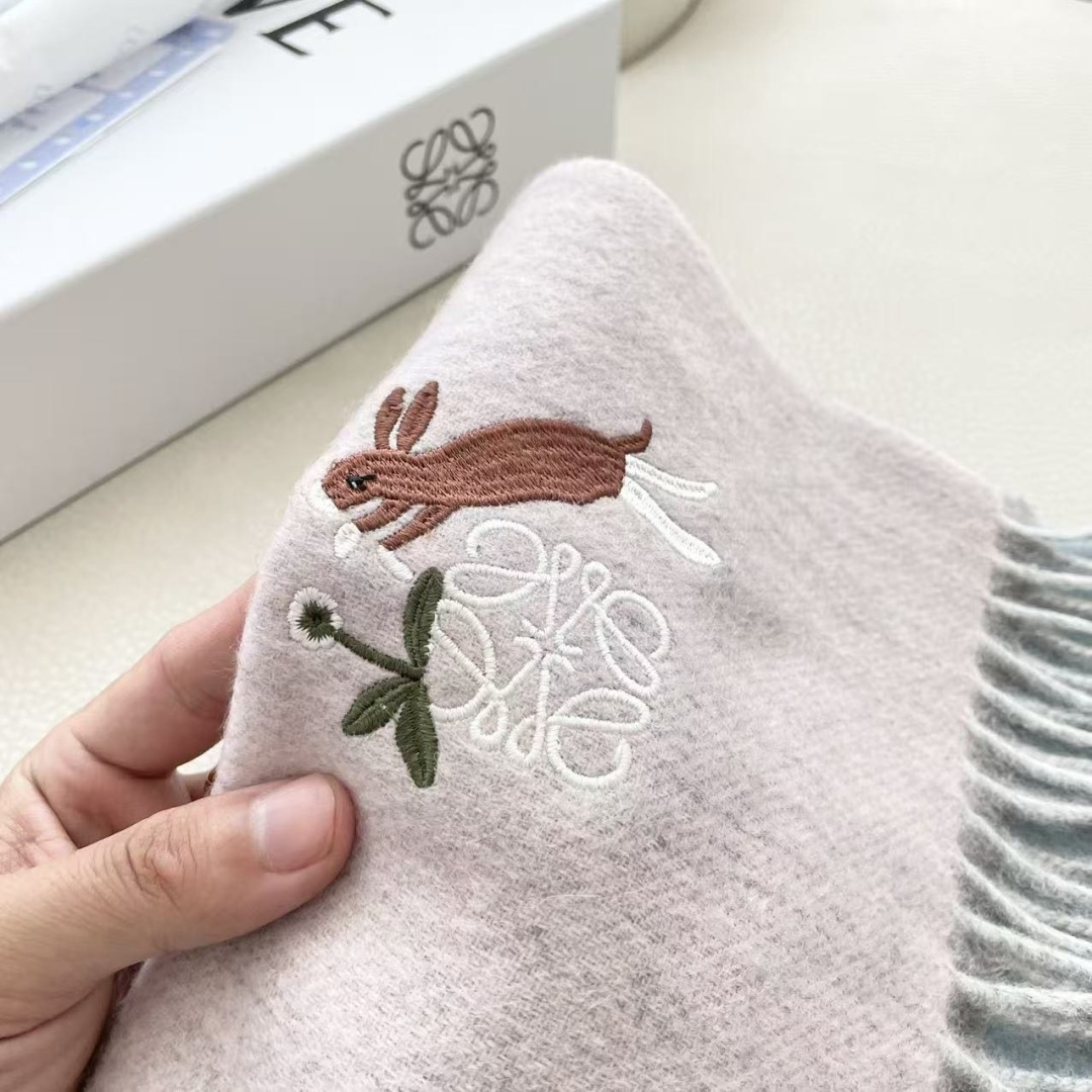 。爆款‼️顶级高尖端⚠️【LOEWE罗意威直供迪拜出口货‼️】🎀官网双面罗意威2025新品✨双面羊绒围巾