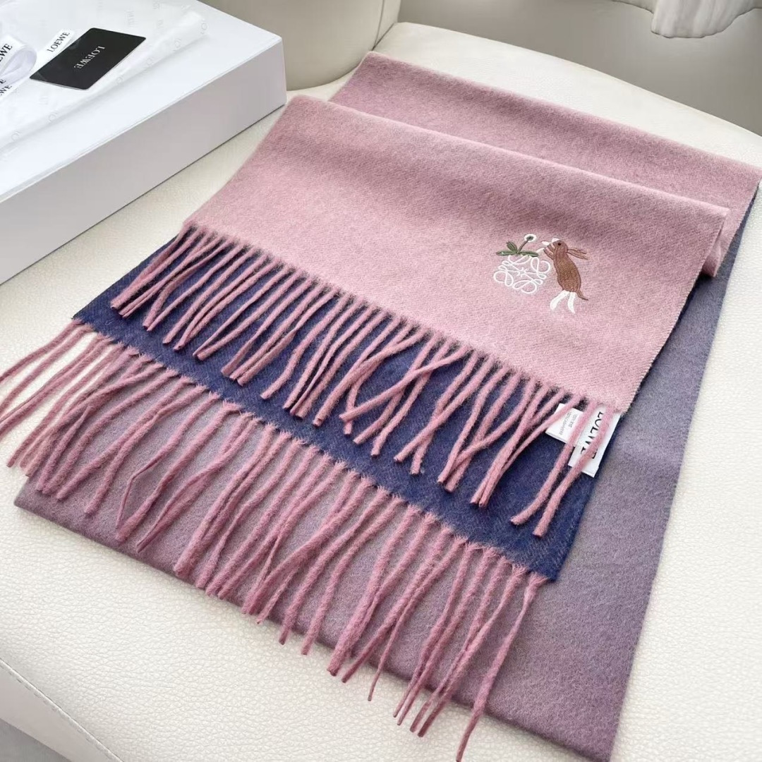 。爆款‼️顶级高尖端⚠️【LOEWE罗意威直供迪拜出口货‼️】🎀官网双面罗意威2025新品✨双面羊绒围巾