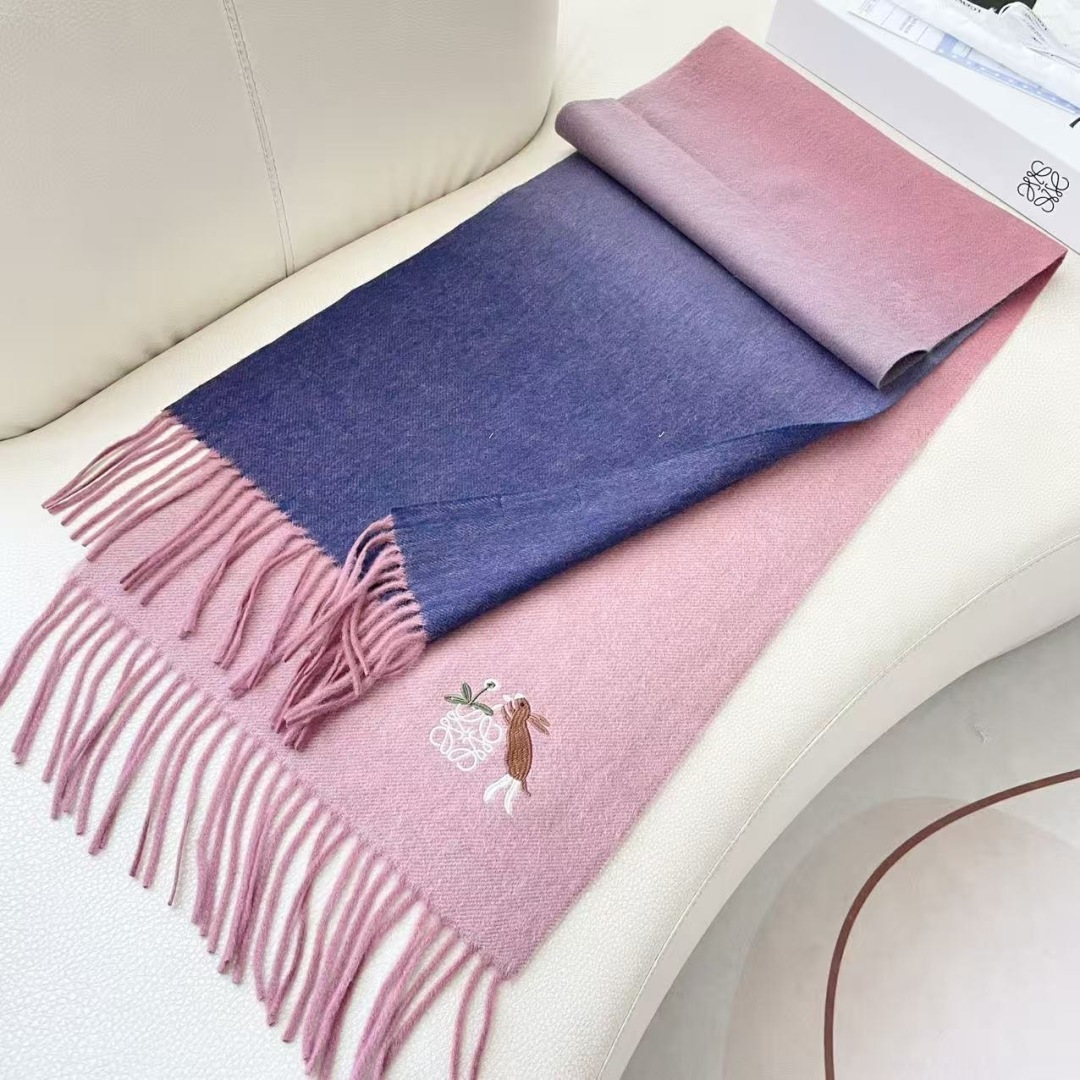 。爆款‼️顶级高尖端⚠️【LOEWE罗意威直供迪拜出口货‼️】🎀官网双面罗意威2025新品✨双面羊绒围巾