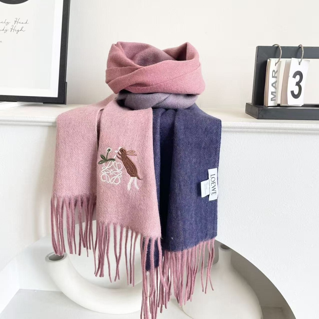 。爆款‼️顶级高尖端⚠️【LOEWE罗意威直供迪拜出口货‼️】🎀官网双面罗意威2025新品✨双面羊绒围巾