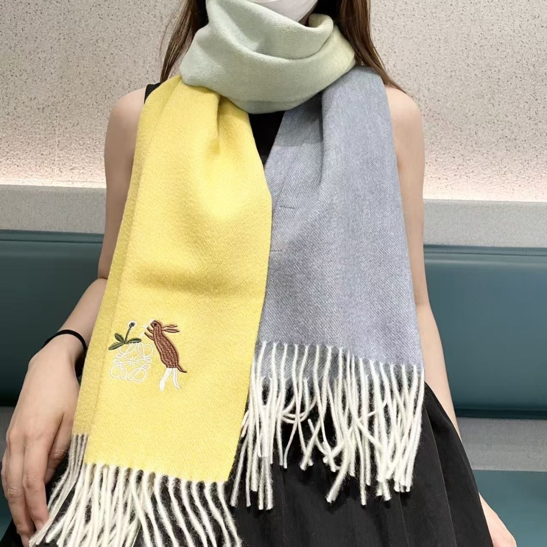 。爆款‼️顶级高尖端⚠️【LOEWE罗意威直供迪拜出口货‼️】🎀官网双面罗意威2025新品✨双面羊绒围巾