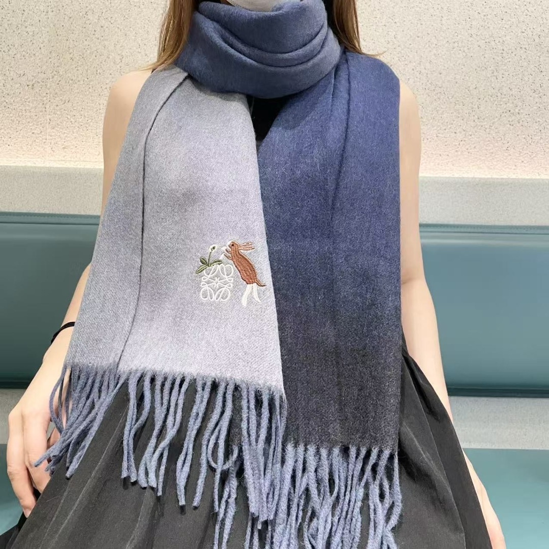 。爆款‼️顶级高尖端⚠️【LOEWE罗意威直供迪拜出口货‼️】🎀官网双面罗意威2025新品✨双面羊绒围巾