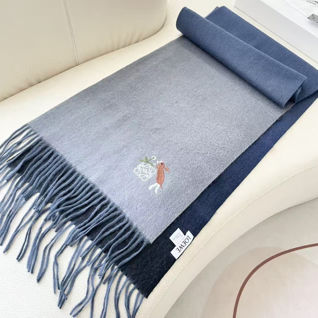 。爆款‼️顶级高尖端⚠️【LOEWE罗意威直供迪拜出口货‼️】🎀官网双面罗意威2025新品✨双面羊绒围巾