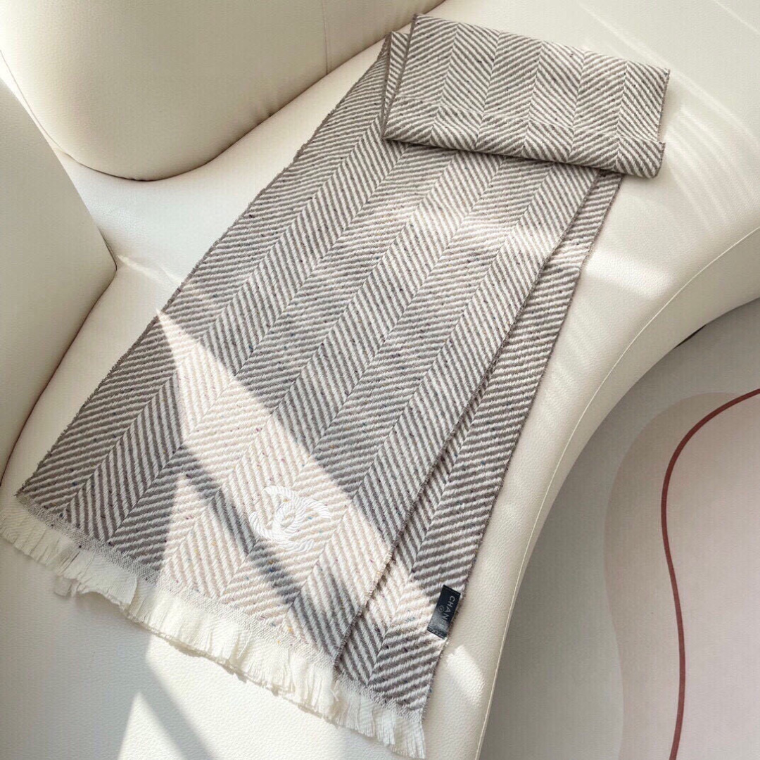 香奈儿新款🗣姑娘们出来炸街啦黑色系色调真的无敌经典了。不是俗气的漂白。就本色调，带点米的高级配色。～百分