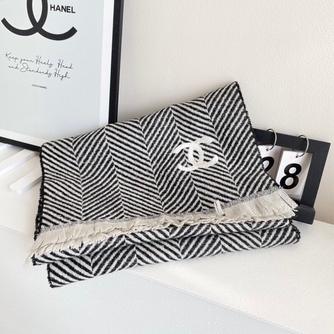 香奈儿新款🗣姑娘们出来炸街啦黑色系色调真的无敌经典了。不是俗气的漂白。就本色调，带点米的高级配色。～百分