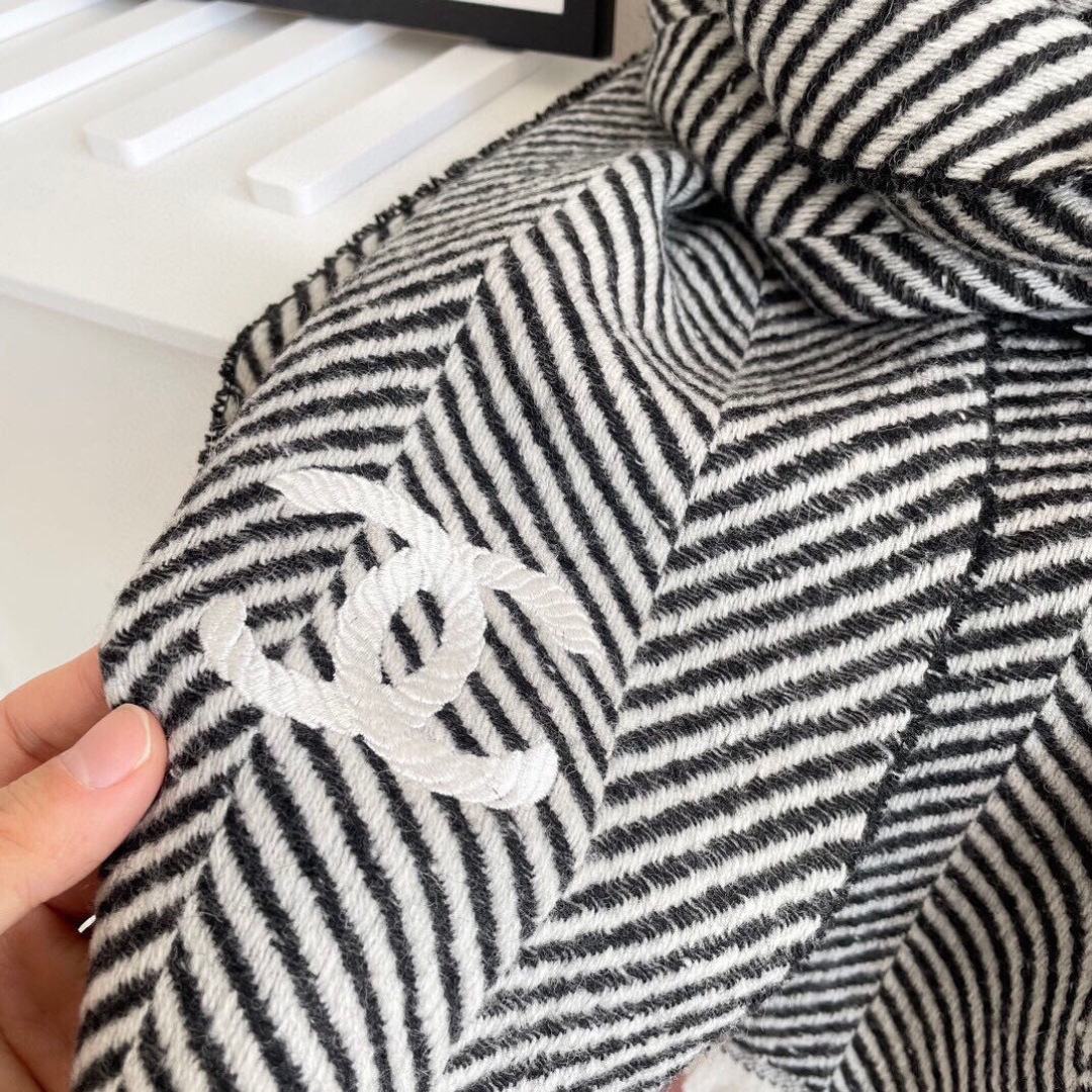 香奈儿新款🗣姑娘们出来炸街啦黑色系色调真的无敌经典了。不是俗气的漂白。就本色调，带点米的高级配色。～百分