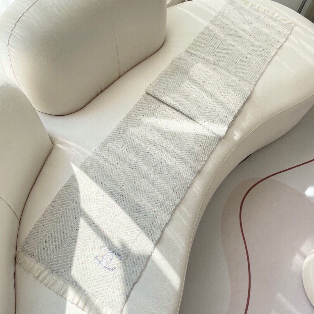 香奈儿新款🗣姑娘们出来炸街啦黑色系色调真的无敌经典了。不是俗气的漂白。就本色调，带点米的高级配色。～百分