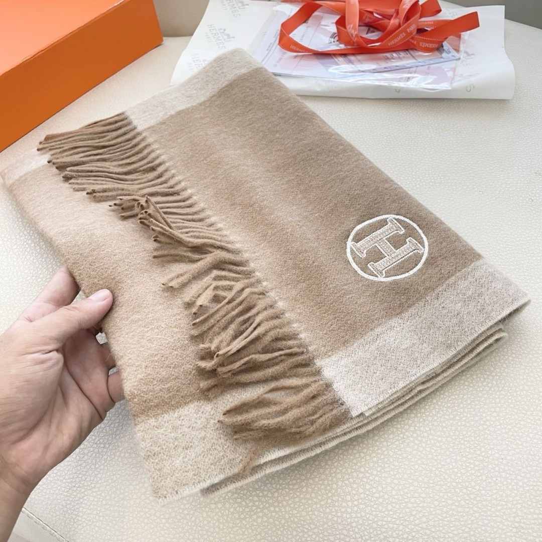 上新2025爱马仕男女款围巾且买且珍惜😍~都是出口订单所以比较难遇❤️东西讲究少而精😍好看的一定要收😎这