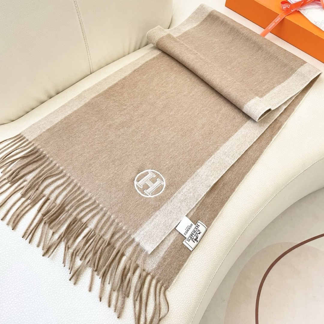 上新2025爱马仕男女款围巾且买且珍惜😍~都是出口订单所以比较难遇❤️东西讲究少而精😍好看的一定要收😎这