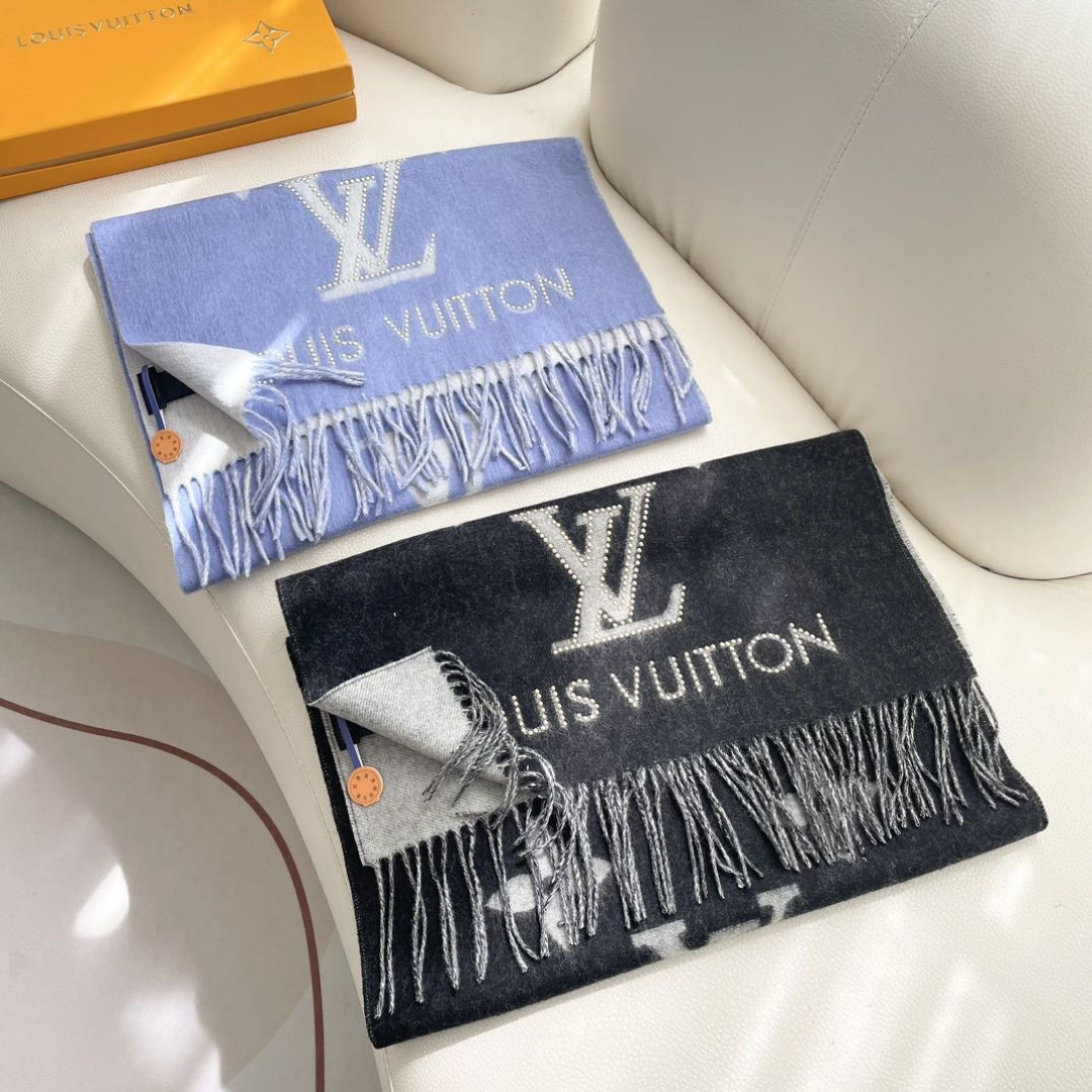 官网同步新款 原单【雷克雅维克铆钉版】此款 Studdy Reykjavik 围巾融入了摇滚元素，为寒冷