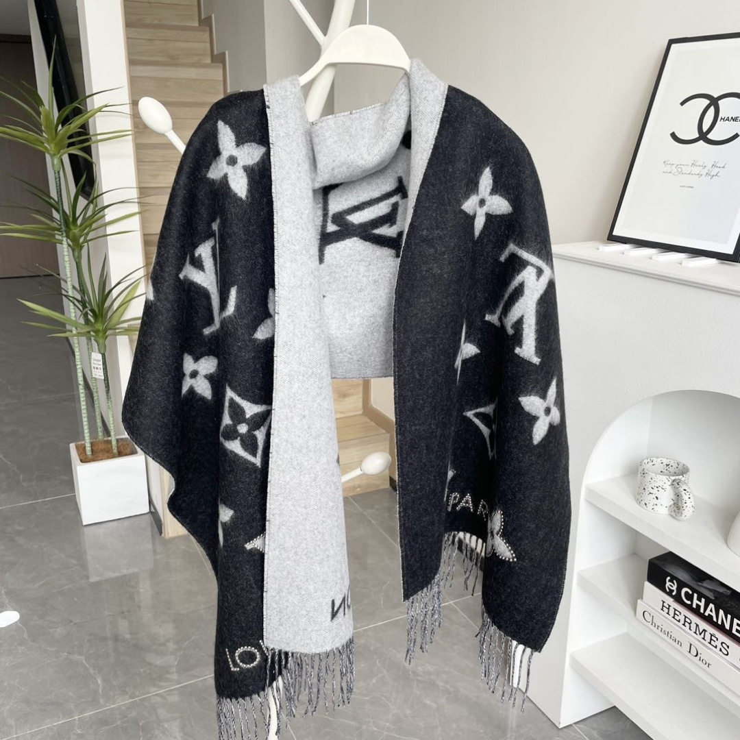 官网同步新款 原单【雷克雅维克铆钉版】此款 Studdy Reykjavik 围巾融入了摇滚元素，为寒冷