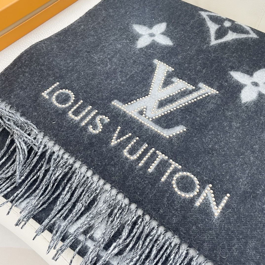 官网同步新款 原单【雷克雅维克铆钉版】此款 Studdy Reykjavik 围巾融入了摇滚元素，为寒冷