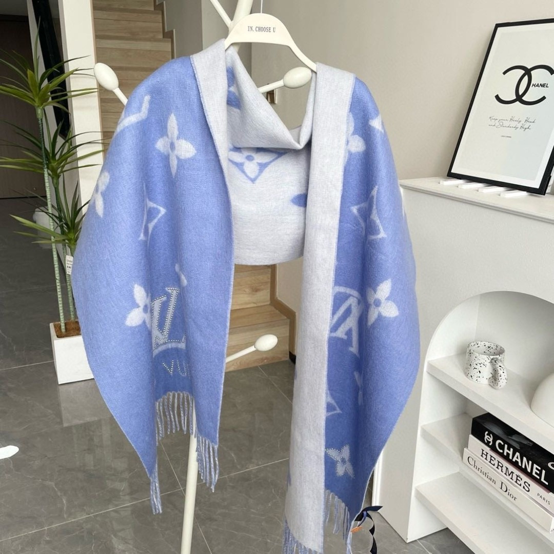 官网同步新款 原单【雷克雅维克铆钉版】此款 Studdy Reykjavik 围巾融入了摇滚元素，为寒冷