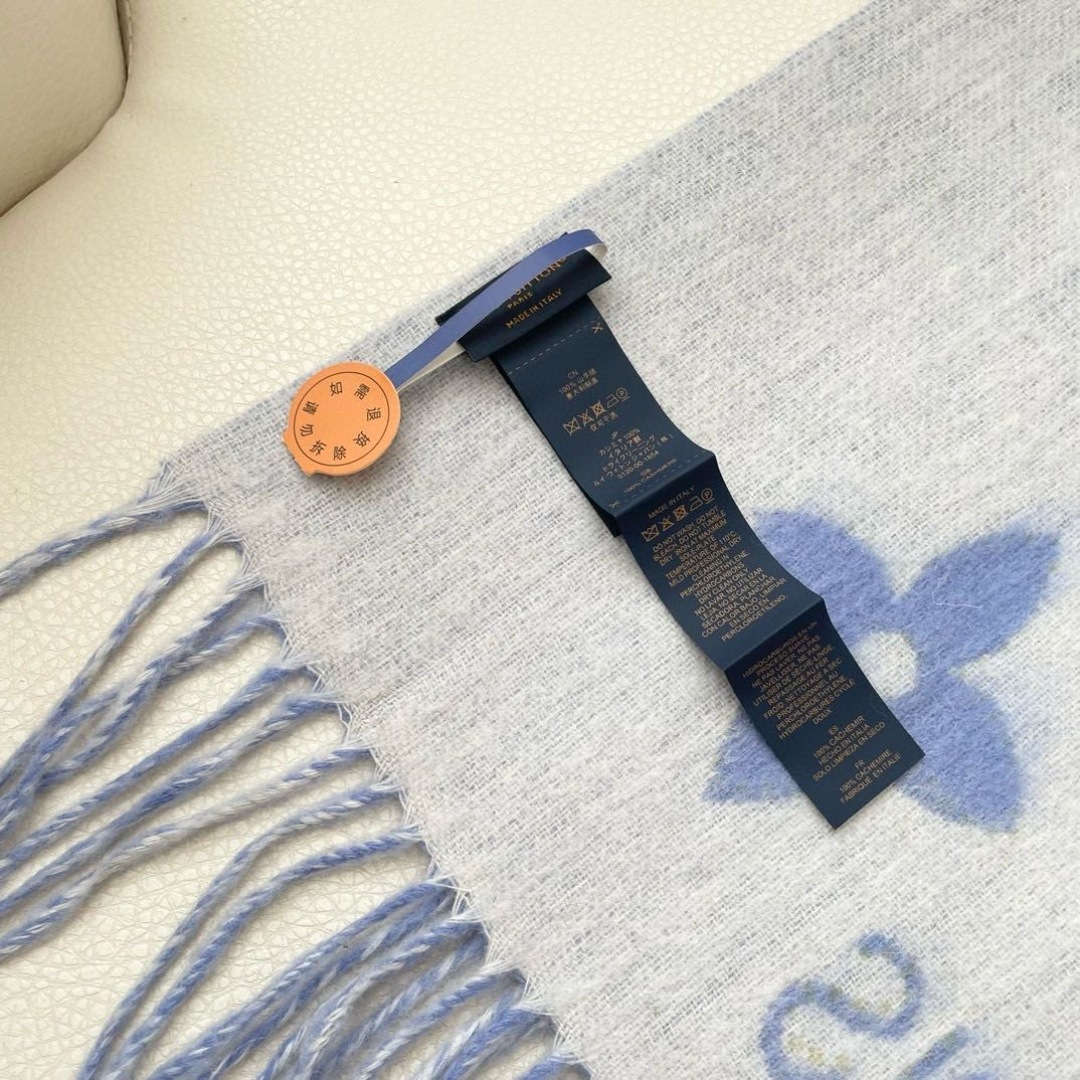 官网同步新款 原单【雷克雅维克铆钉版】此款 Studdy Reykjavik 围巾融入了摇滚元素，为寒冷