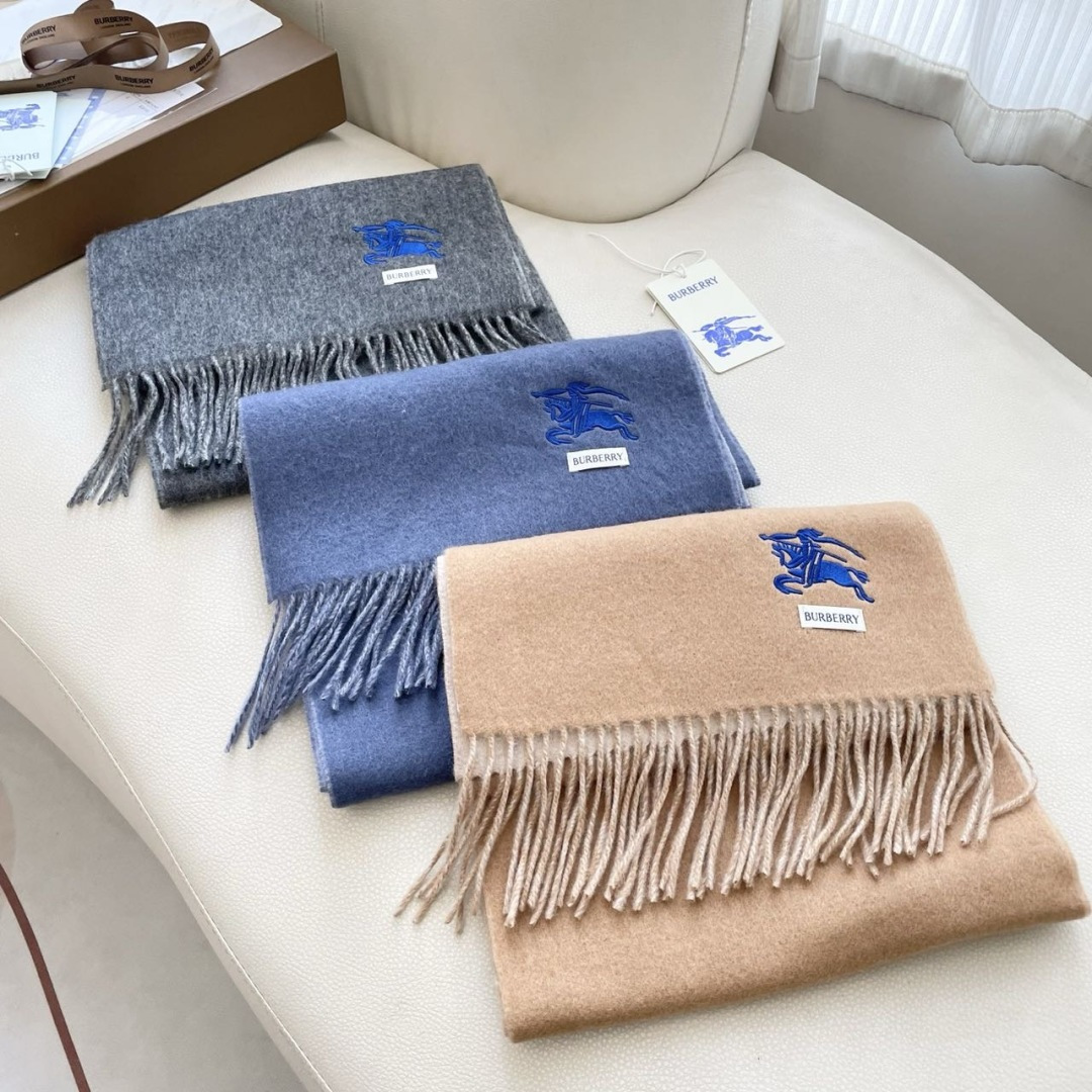 王牌口碑burberry深度水波纹经典羊绒格子围巾‼专柜最新品相，目前专柜都换上了新标👍经典中的经典.全