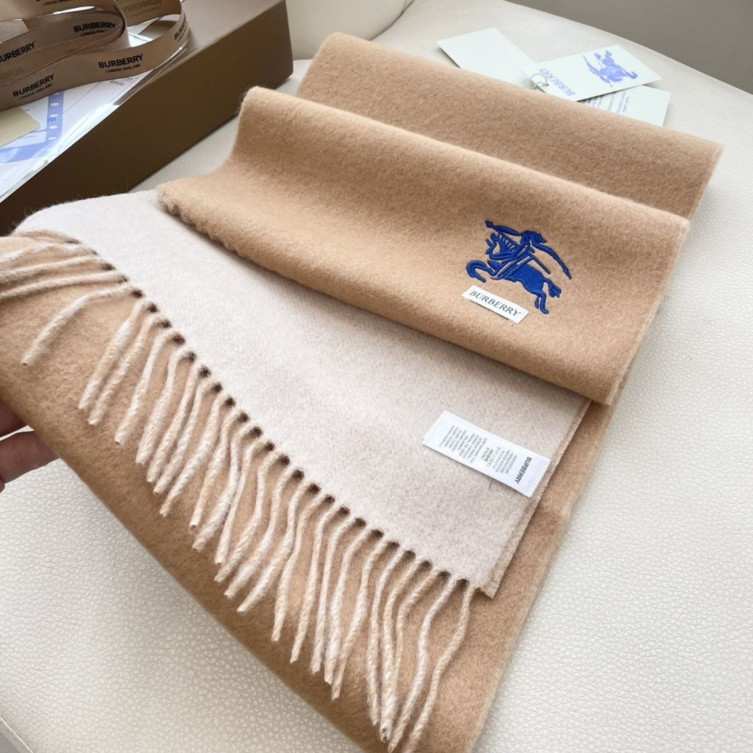 王牌口碑burberry深度水波纹经典羊绒格子围巾‼专柜最新品相，目前专柜都换上了新标👍经典中的经典.全