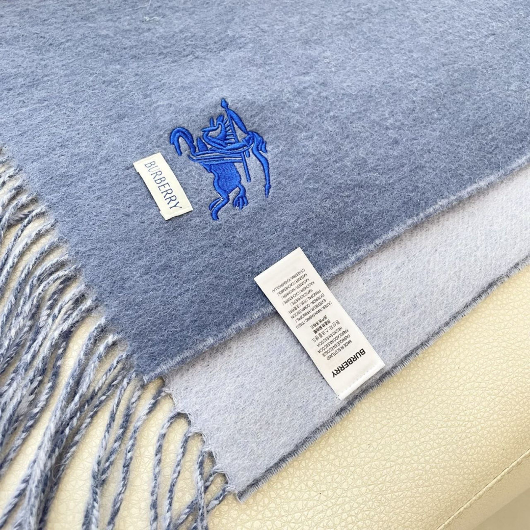 王牌口碑burberry深度水波纹经典羊绒格子围巾‼专柜最新品相，目前专柜都换上了新标👍经典中的经典.全
