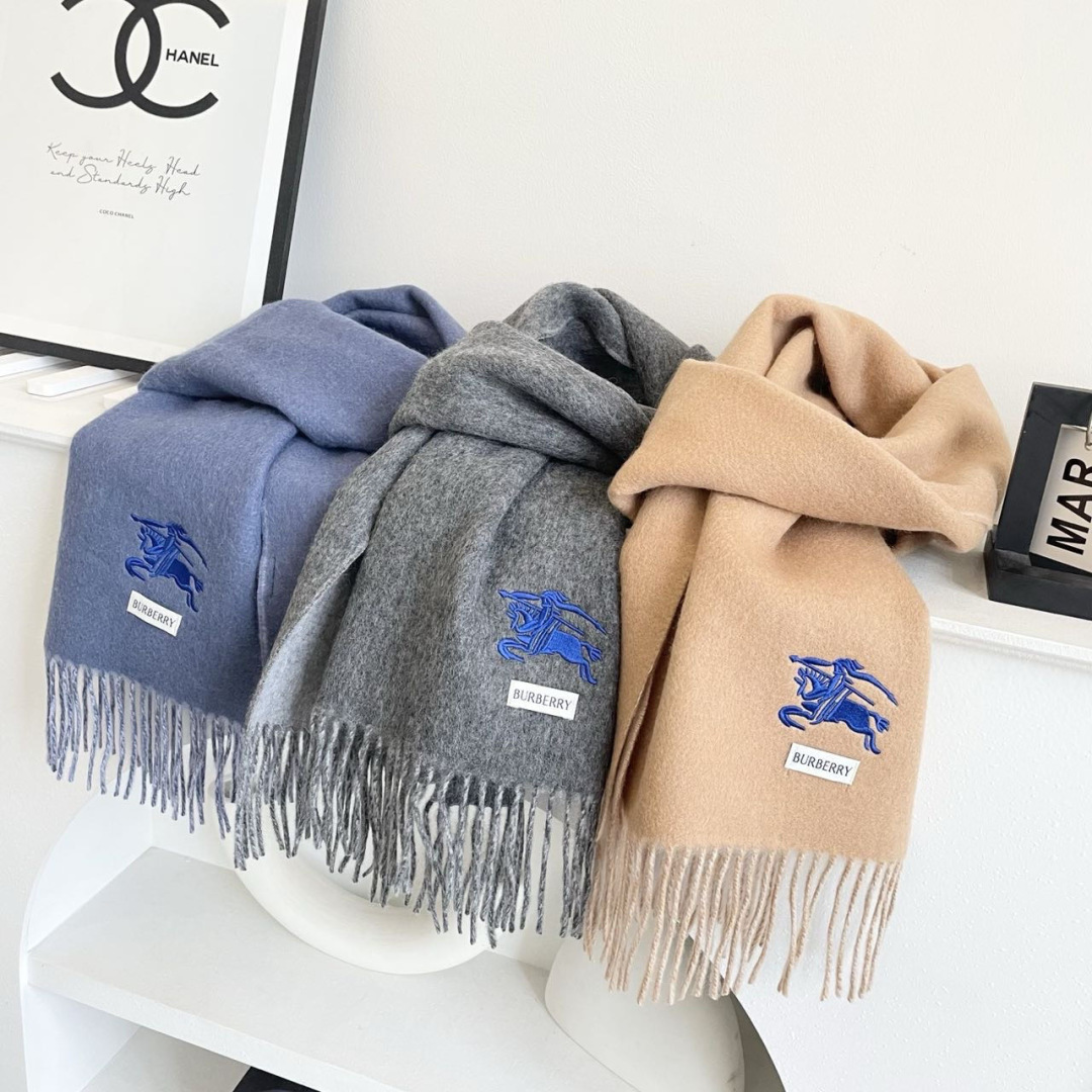 王牌口碑burberry深度水波纹经典羊绒格子围巾‼专柜最新品相，目前专柜都换上了新标👍经典中的经典.全