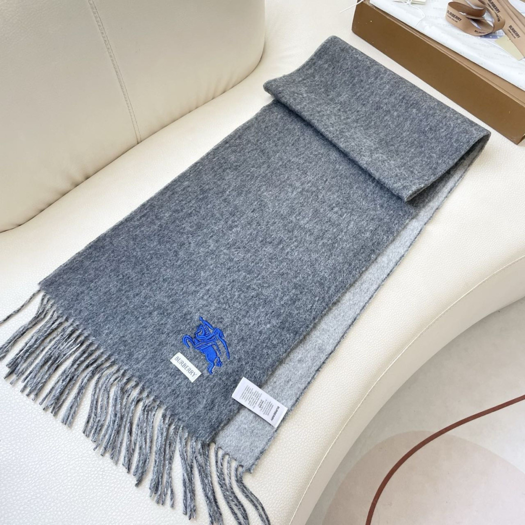 王牌口碑burberry深度水波纹经典羊绒格子围巾‼专柜最新品相，目前专柜都换上了新标👍经典中的经典.全