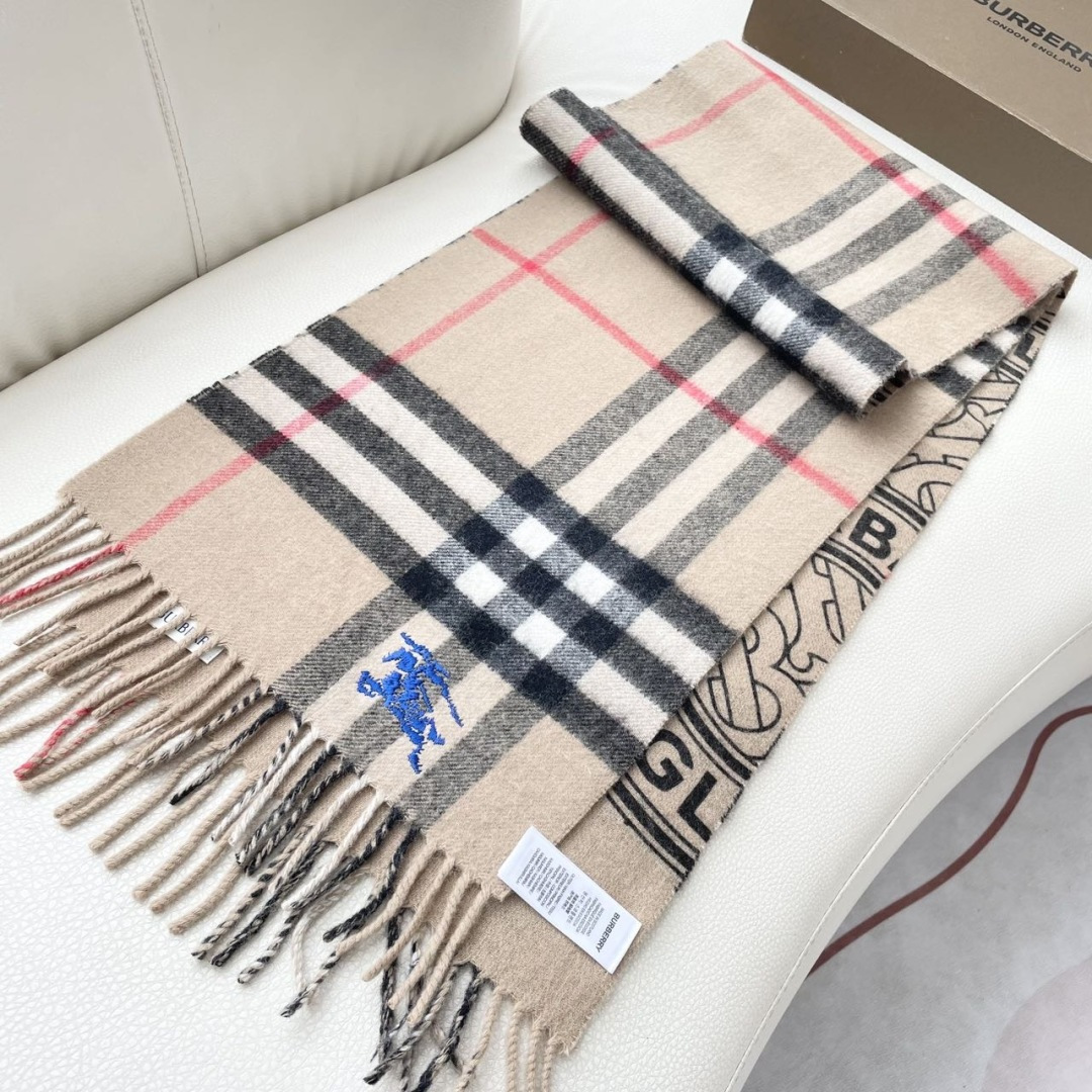 巴宝利 最新款围巾，男女士的福利 超温柔洋气的双面设计！！】感觉这个比以往的设计都更显年轻更显温柔更气质