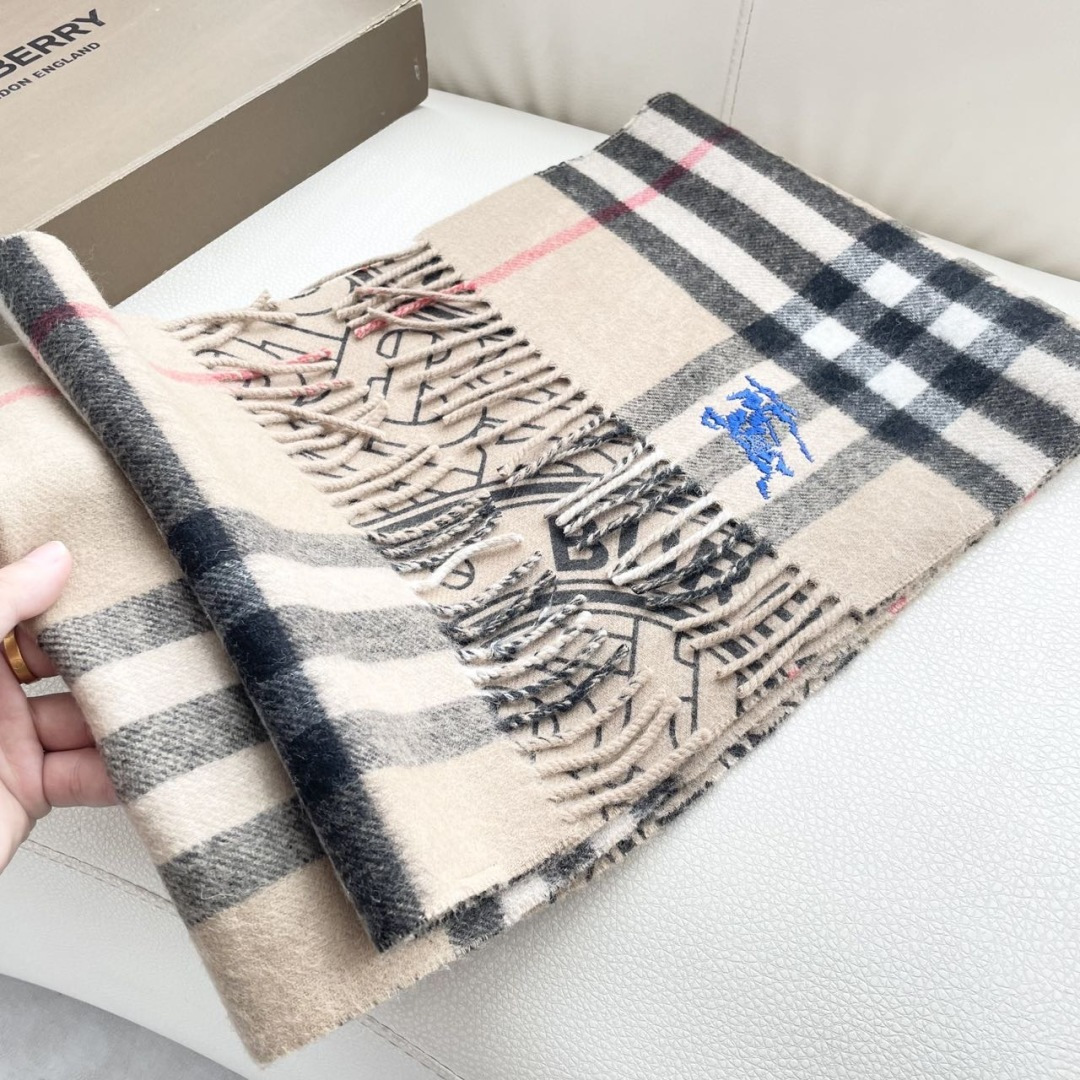 巴宝利 最新款围巾，男女士的福利 超温柔洋气的双面设计！！】感觉这个比以往的设计都更显年轻更显温柔更气质