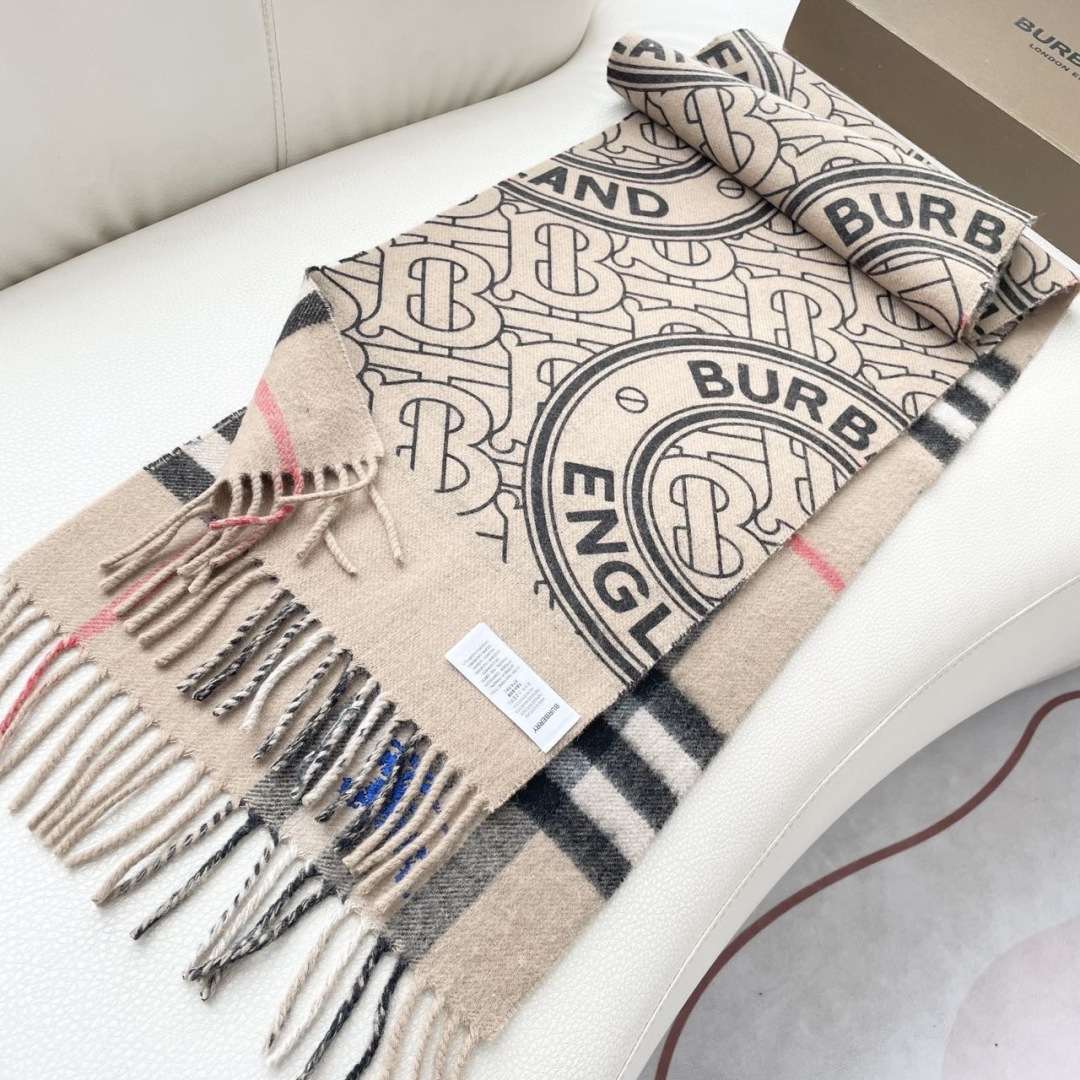 巴宝利 最新款围巾，男女士的福利 超温柔洋气的双面设计！！】感觉这个比以往的设计都更显年轻更显温柔更气质