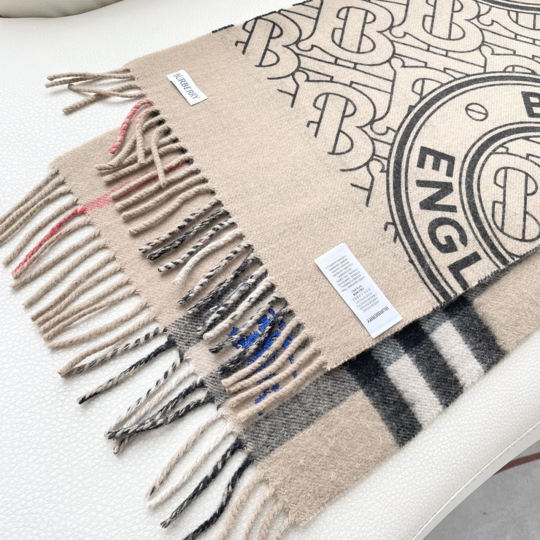 巴宝利 最新款围巾，男女士的福利 超温柔洋气的双面设计！！】感觉这个比以往的设计都更显年轻更显温柔更气质