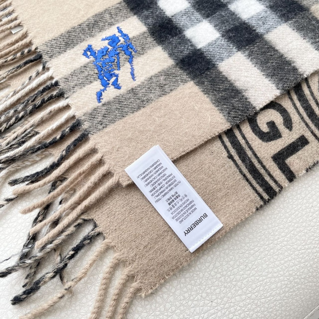 巴宝利 最新款围巾，男女士的福利 超温柔洋气的双面设计！！】感觉这个比以往的设计都更显年轻更显温柔更气质