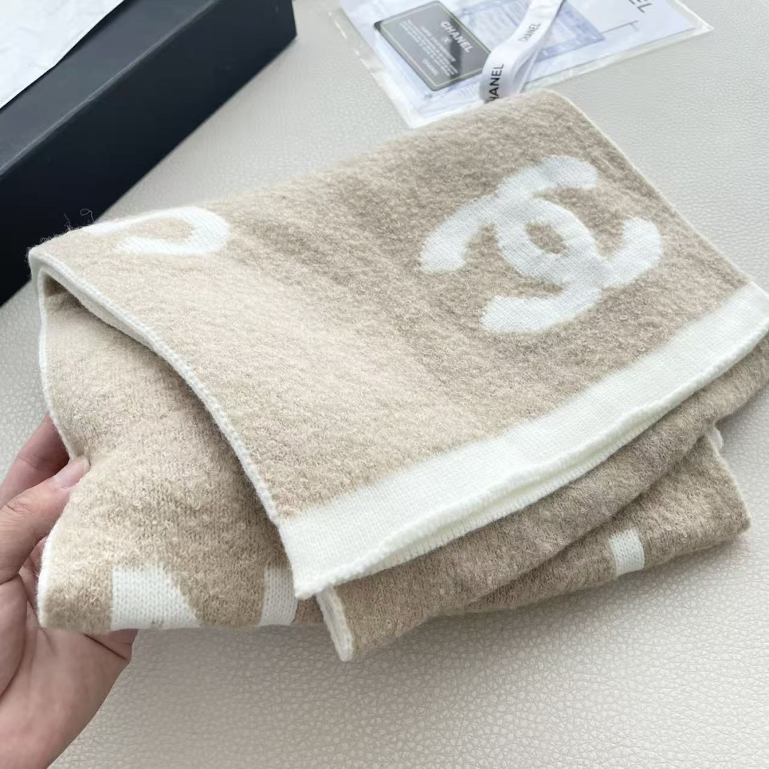 香奈儿针织双面围巾，顶级高端货👼👏绝美百搭款💋专柜限量哦‼️有钱都很难订到💛💙💜顶级山羊绒针织围巾，整条