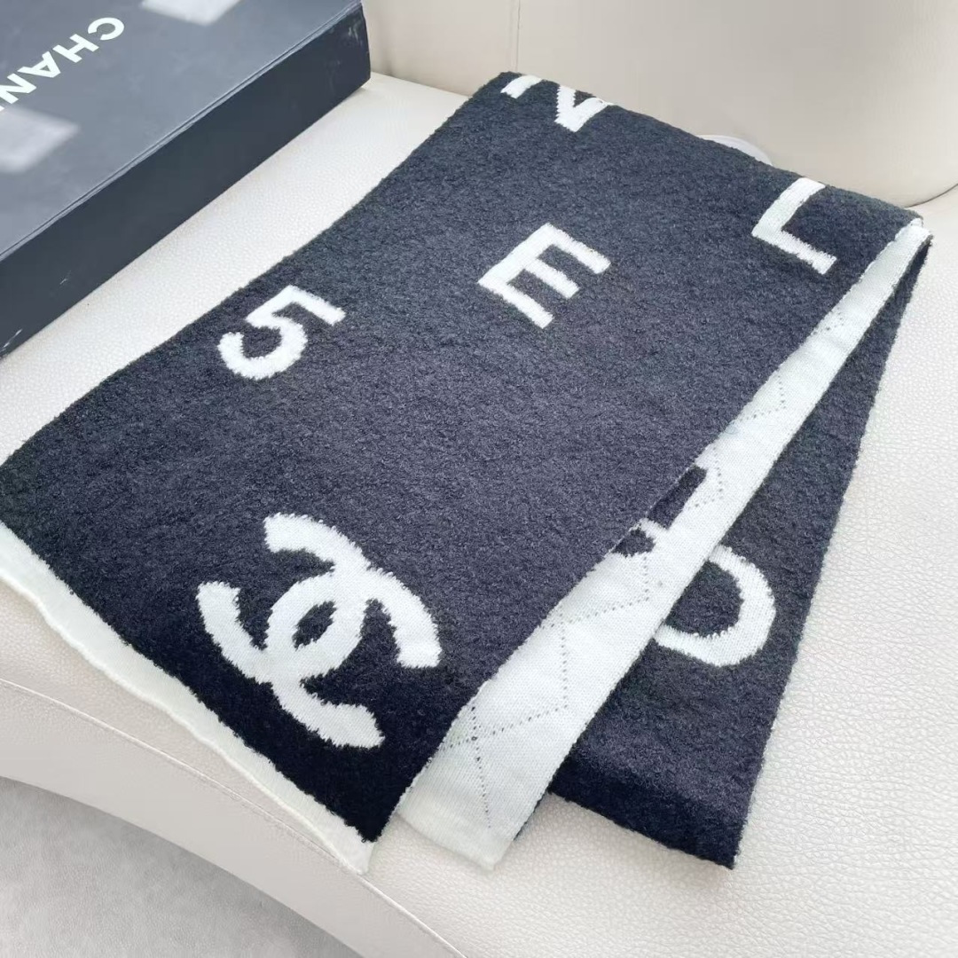 香奈儿针织双面围巾，顶级高端货👼👏绝美百搭款💋专柜限量哦‼️有钱都很难订到💛💙💜顶级山羊绒针织围巾，整条