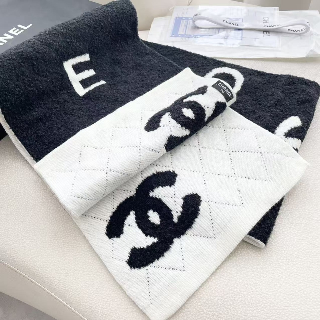 香奈儿针织双面围巾，顶级高端货👼👏绝美百搭款💋专柜限量哦‼️有钱都很难订到💛💙💜顶级山羊绒针织围巾，整条