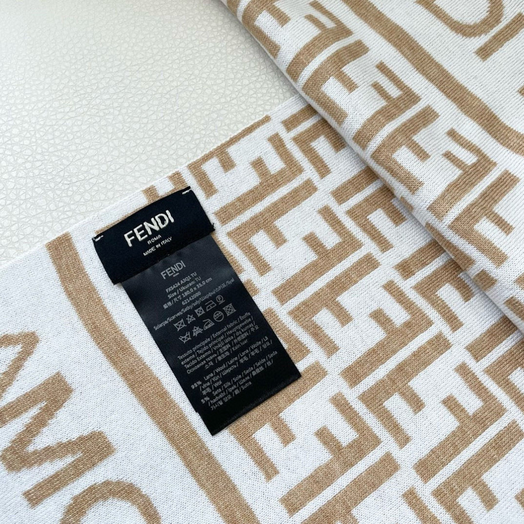 爆款上新 情侣款👍👍芬迪 独家牛货🐂 奢华尽在尺寸之间，高端品质‼️具有超高羊绒品质才会被此品牌青睐‼️