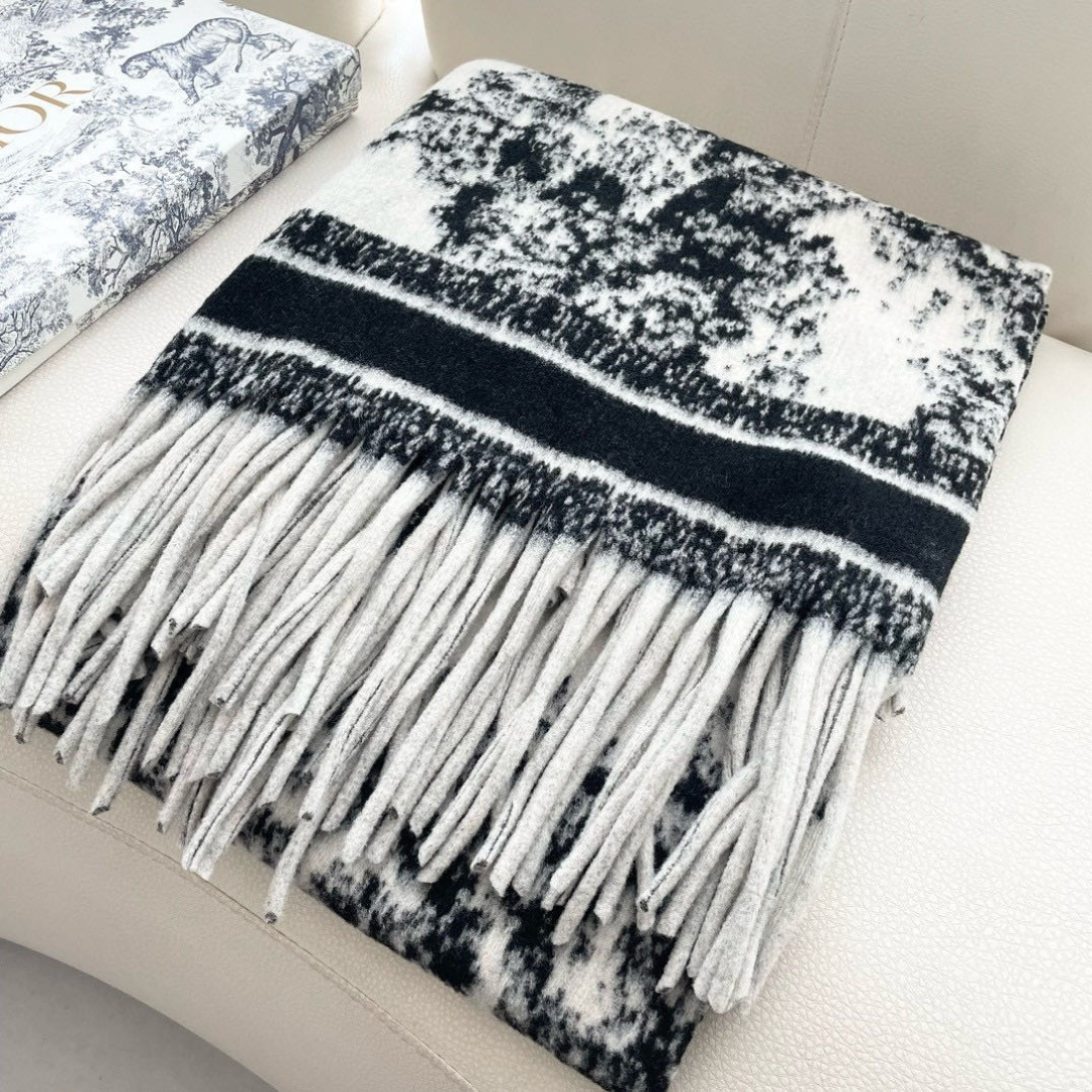 ✨重磅推荐‼️CD动物印花大方巾❗️围巾披肩毛毯三用，超级惊艳的一款！百分百保真！超唯美的一款正品订单，