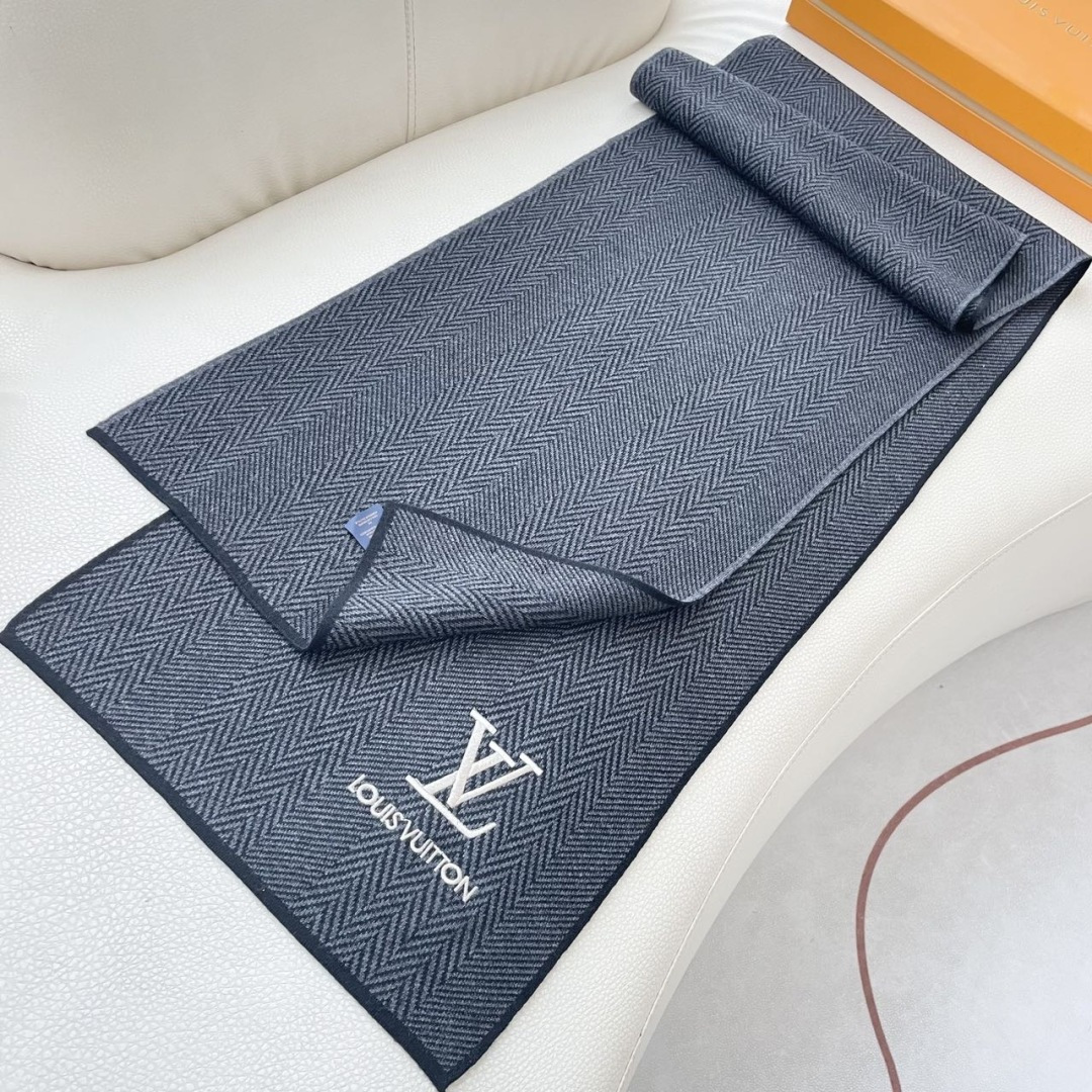 爆款上新 情侣款👍👍LV 独家牛货🐂 奢华尽在尺寸之间，高端品质‼️具有超高羊绒品质才会被此品牌青睐‼️