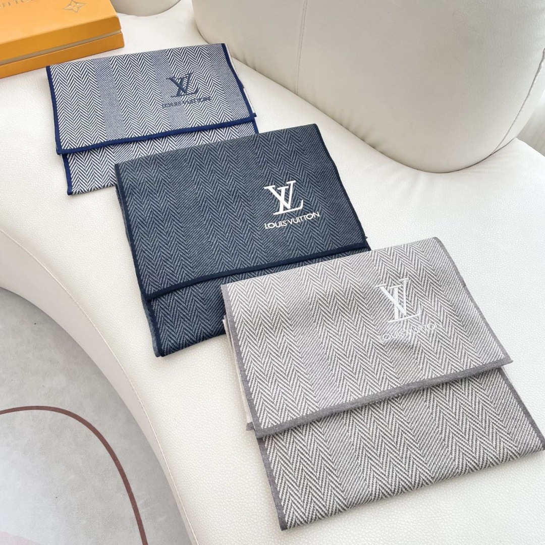 爆款上新 情侣款👍👍LV 独家牛货🐂 奢华尽在尺寸之间，高端品质‼️具有超高羊绒品质才会被此品牌青睐‼️