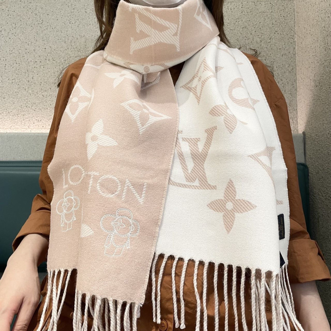 终于出货啦，今年热度最高的嫩粉拼白围巾本款LVEssential围巾聚焦大元素，以Monogram图案和