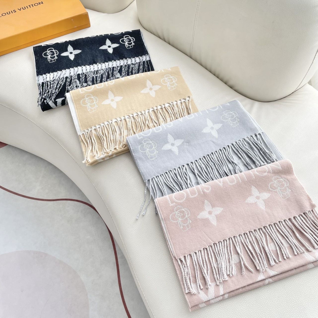 终于出货啦，今年热度最高的嫩粉拼白围巾本款LVEssential围巾聚焦大元素，以Monogram图案和