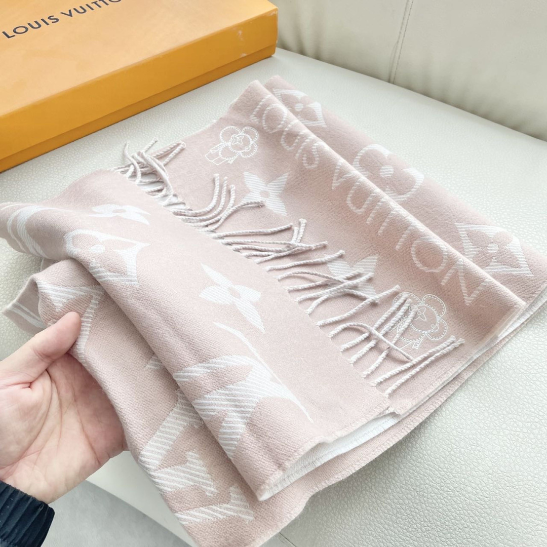 终于出货啦，今年热度最高的嫩粉拼白围巾本款LVEssential围巾聚焦大元素，以Monogram图案和