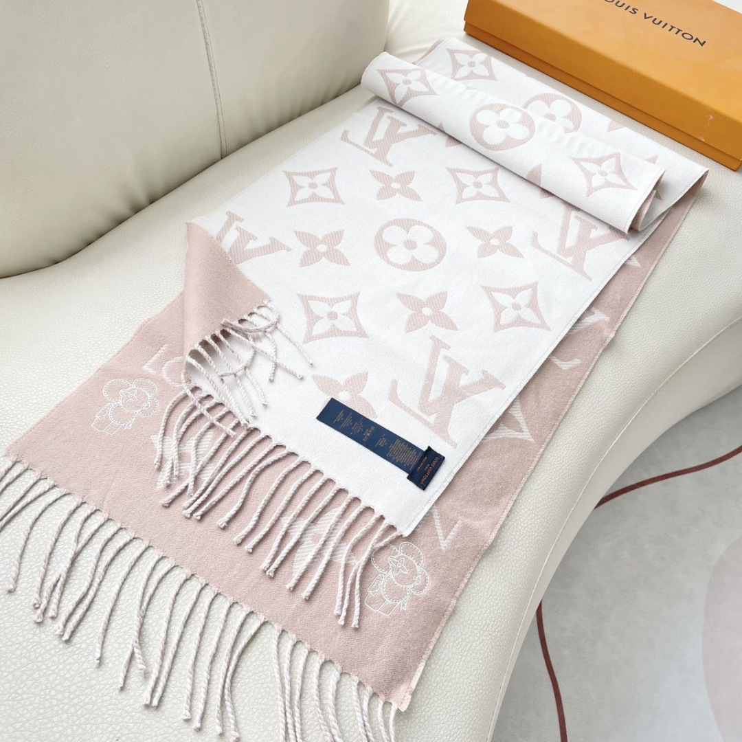 终于出货啦，今年热度最高的嫩粉拼白围巾本款LVEssential围巾聚焦大元素，以Monogram图案和