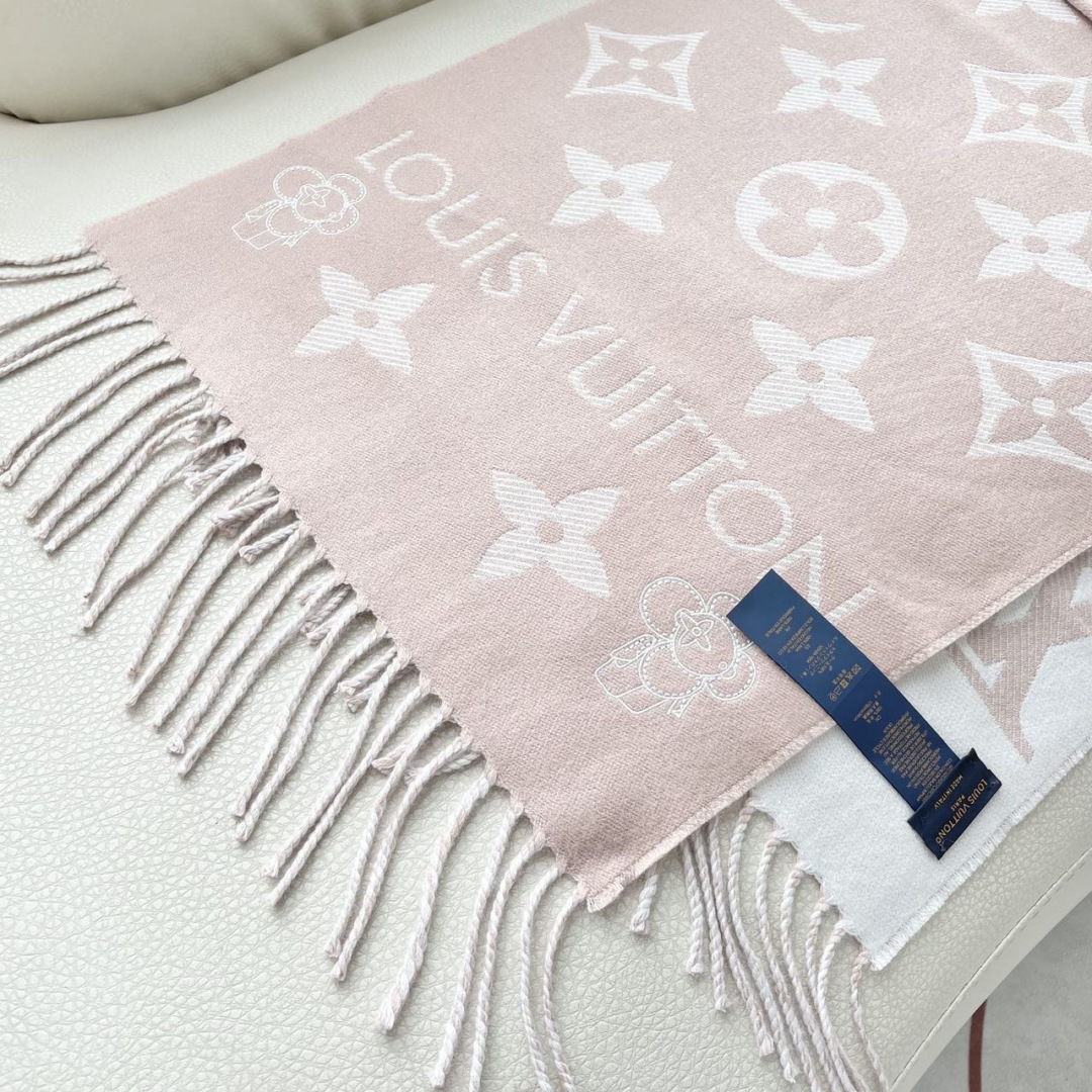 终于出货啦，今年热度最高的嫩粉拼白围巾本款LVEssential围巾聚焦大元素，以Monogram图案和