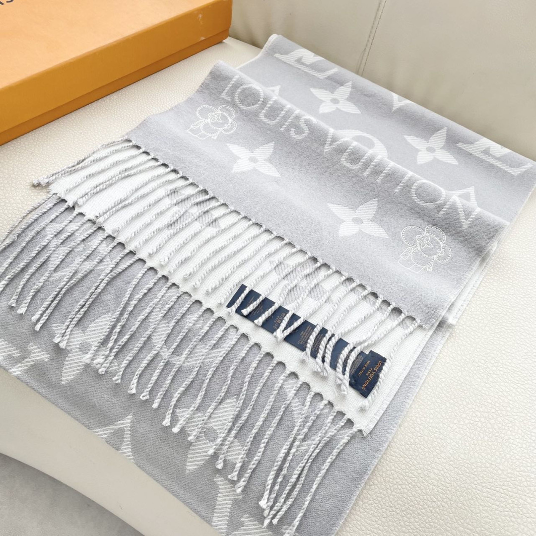 终于出货啦，今年热度最高的嫩粉拼白围巾本款LVEssential围巾聚焦大元素，以Monogram图案和