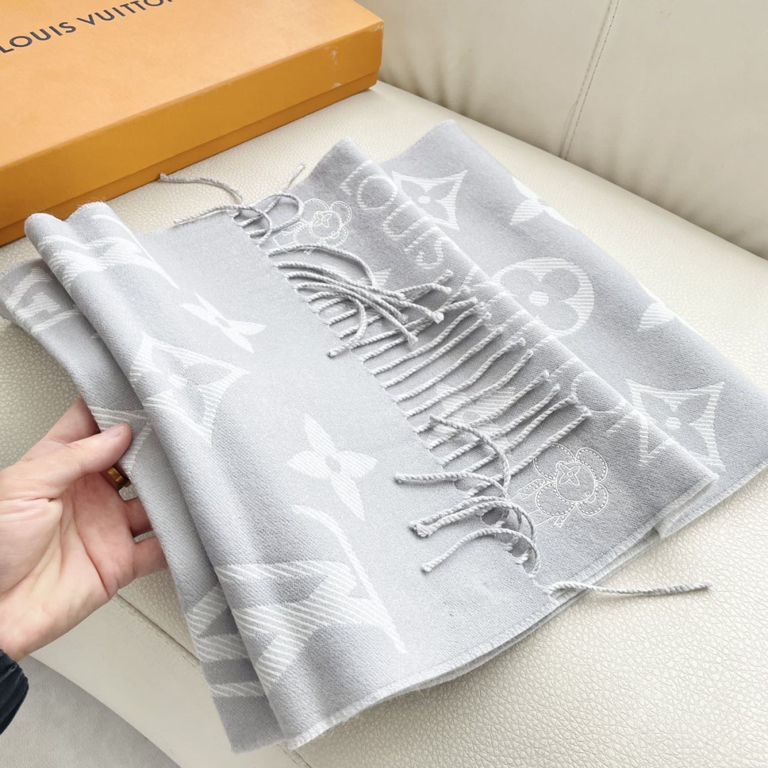 终于出货啦，今年热度最高的嫩粉拼白围巾本款LVEssential围巾聚焦大元素，以Monogram图案和
