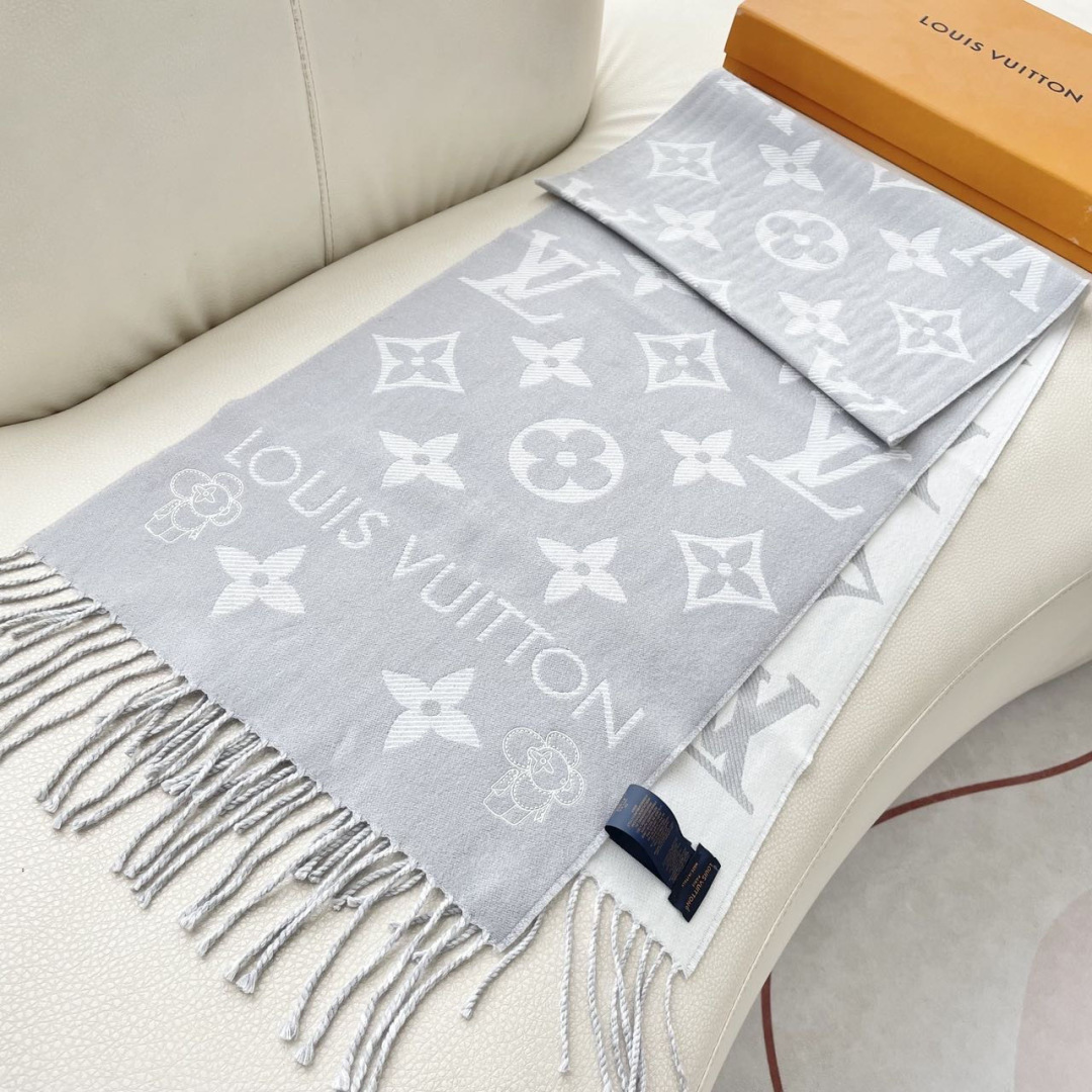 终于出货啦，今年热度最高的嫩粉拼白围巾本款LVEssential围巾聚焦大元素，以Monogram图案和
