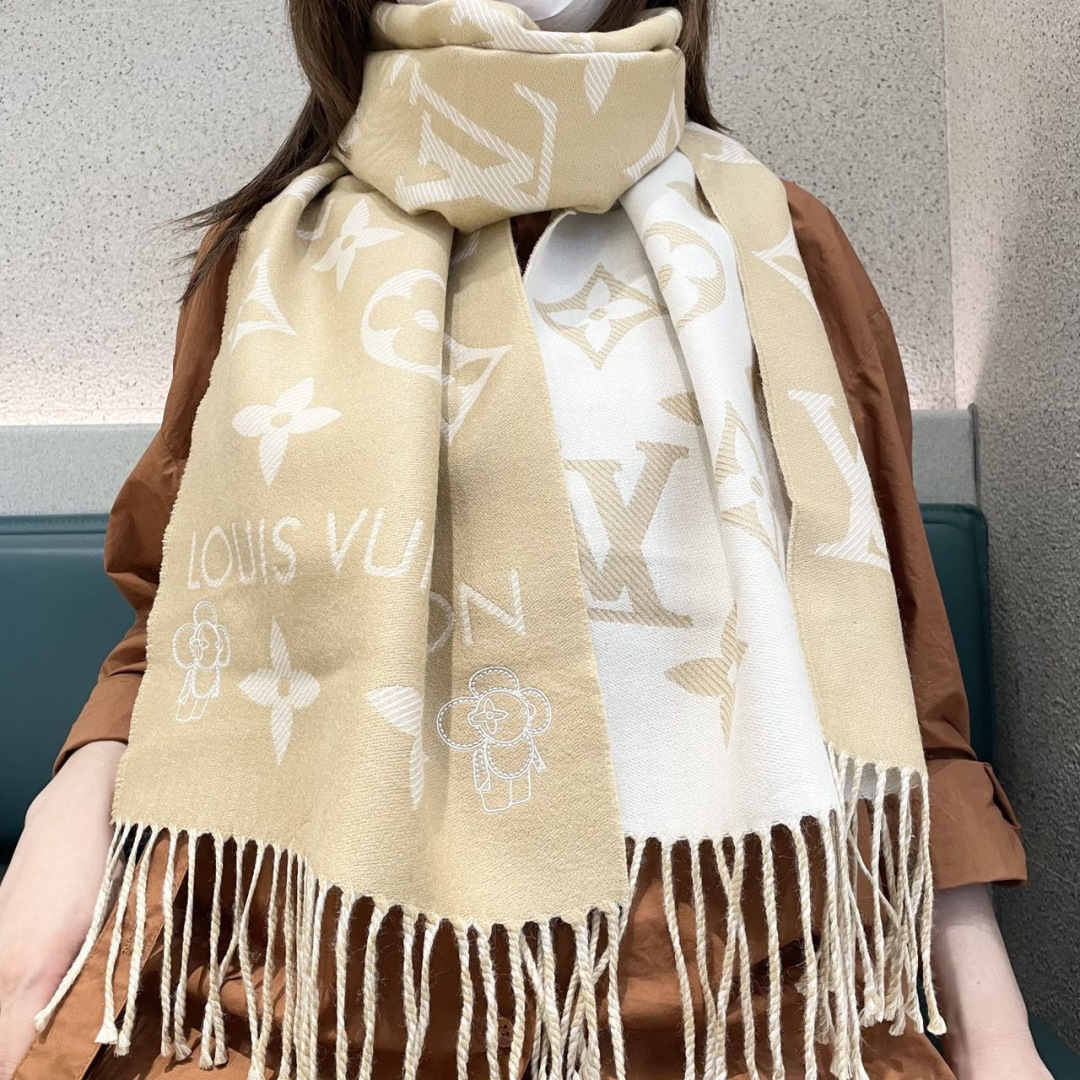 终于出货啦，今年热度最高的嫩粉拼白围巾本款LVEssential围巾聚焦大元素，以Monogram图案和