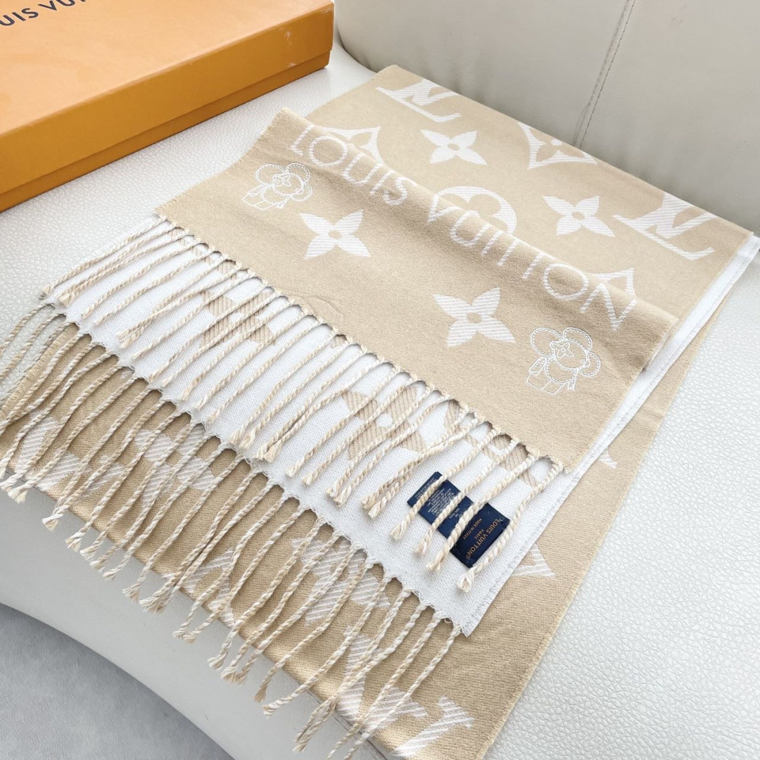 终于出货啦，今年热度最高的嫩粉拼白围巾本款LVEssential围巾聚焦大元素，以Monogram图案和