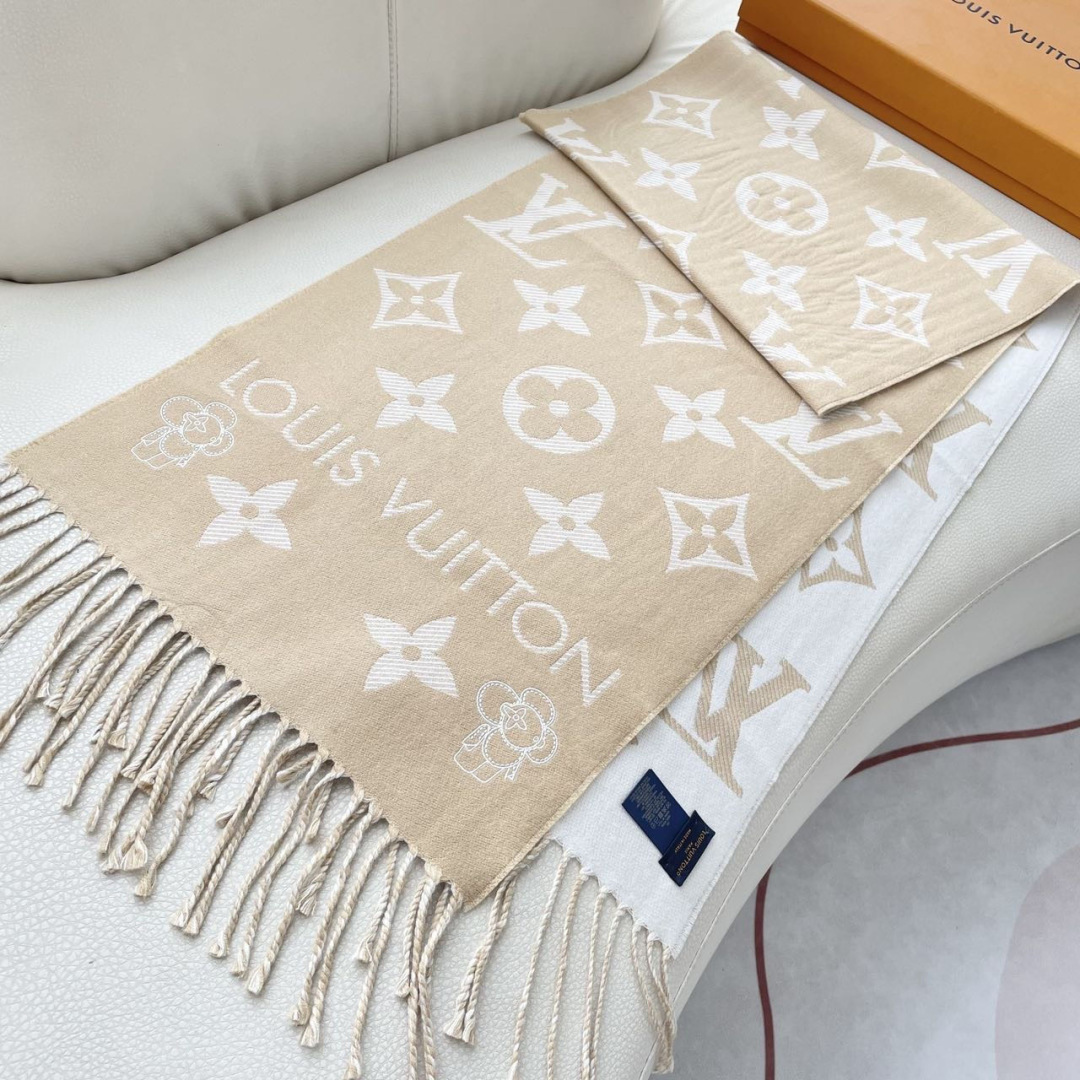 终于出货啦，今年热度最高的嫩粉拼白围巾本款LVEssential围巾聚焦大元素，以Monogram图案和