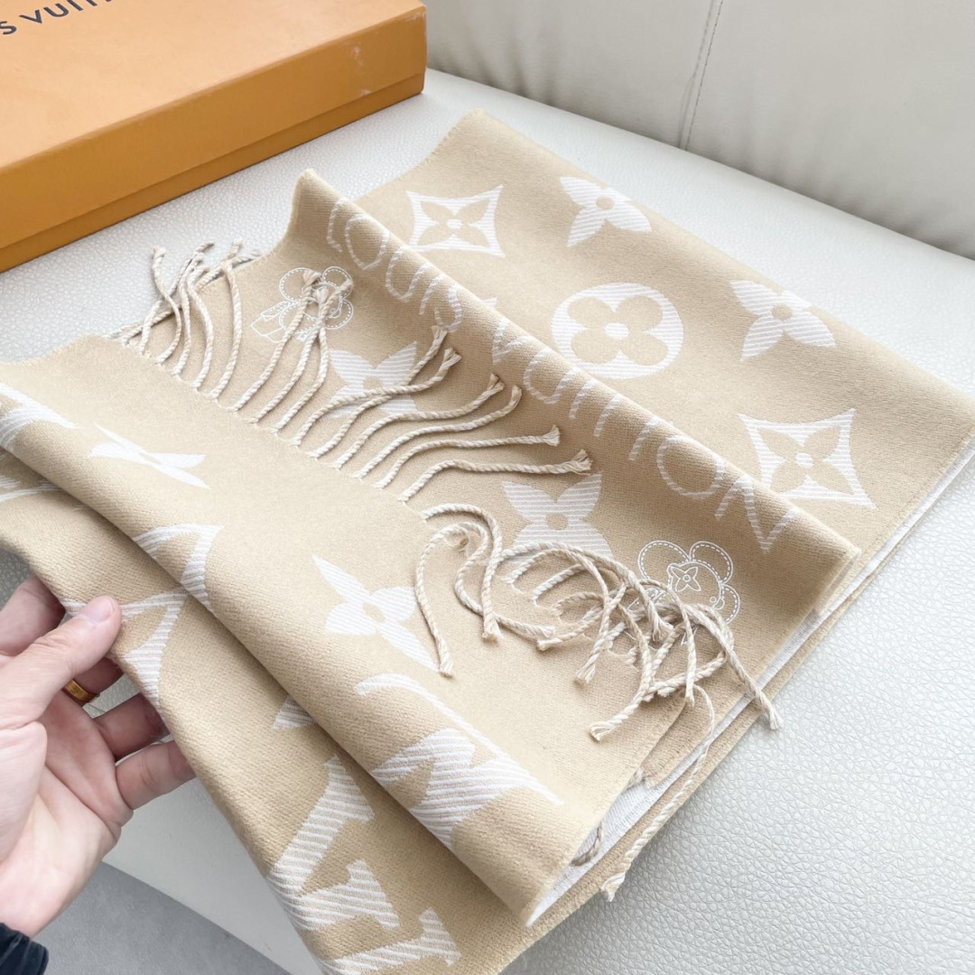 终于出货啦，今年热度最高的嫩粉拼白围巾本款LVEssential围巾聚焦大元素，以Monogram图案和