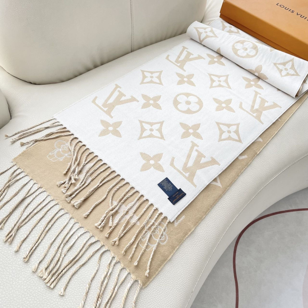 终于出货啦，今年热度最高的嫩粉拼白围巾本款LVEssential围巾聚焦大元素，以Monogram图案和